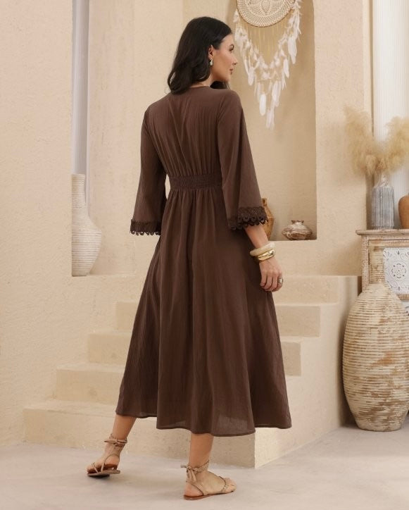 Bella Midi Dress - Brown - Iris Maxi
The Bella Midi Dress combines timeless elegance with thoughtful design details. Crafted in a rich chocolate brown, this midi dress features a flattering V neckline and refined hem finish on the sleeves for a polished look. Perfect for both everyday wear and special occasions, the sophisticated colour and careful tailoring make this piece a versatile addition to any wardrobe.