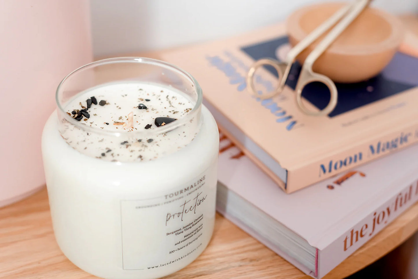 This heavenly scent will have you daydreaming of a coastal getaway. A relaxing, fresh blend topped with Tourmaline and safflower petals to protect against negative energy and promote a balanced space.
TOURMALINE
Grounding | Purifying | Empowering
Bergamot, Jasmine, Coconut, Ylang Ylang Rosewood
Natural soy wax and essentials oil blend
100 + hours of burning time