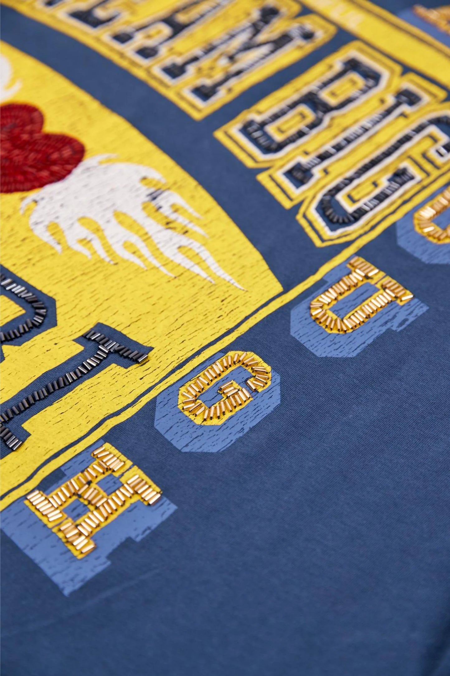 Go big, dream louder. This tee’s not here to play small.
Big vibes, bold energy. The Very Oversized Dream Big Beaded Tee by Sabbi is made for those who dream loud, live freely, and never wait for permission. With our signature very oversized silhouette, it’s all about effortless comfort, relaxed proportions, and graphics that stand out.
The varsity-inspired Dream Big Sabbi front print pops with beaded detailing, while the striking Be Fearless 71 statement on the back channels vintage sports energy with a