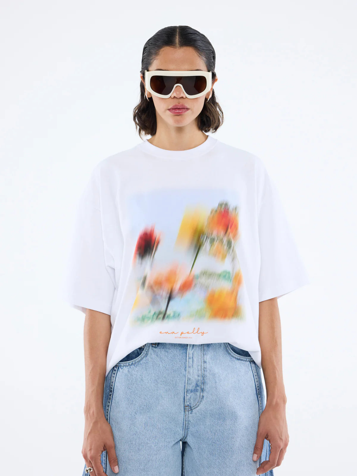 Turn heads in effortless style. The Blurred Daisy Frame Tee is your new go-to for laid-back vibes with a modern twist.
Meet the Ena Pelly Blurred Daisy Frame Tee, where comfort meets statement-making style. Cut in an oversized silhouette with relaxed drop shoulders, this tee brings that effortlessly cool, boxy fit you’ll reach for again and again. Its bold, in-house graphic print adds a contemporary edge, while the classic crew neckline keeps things timeless and wearable.