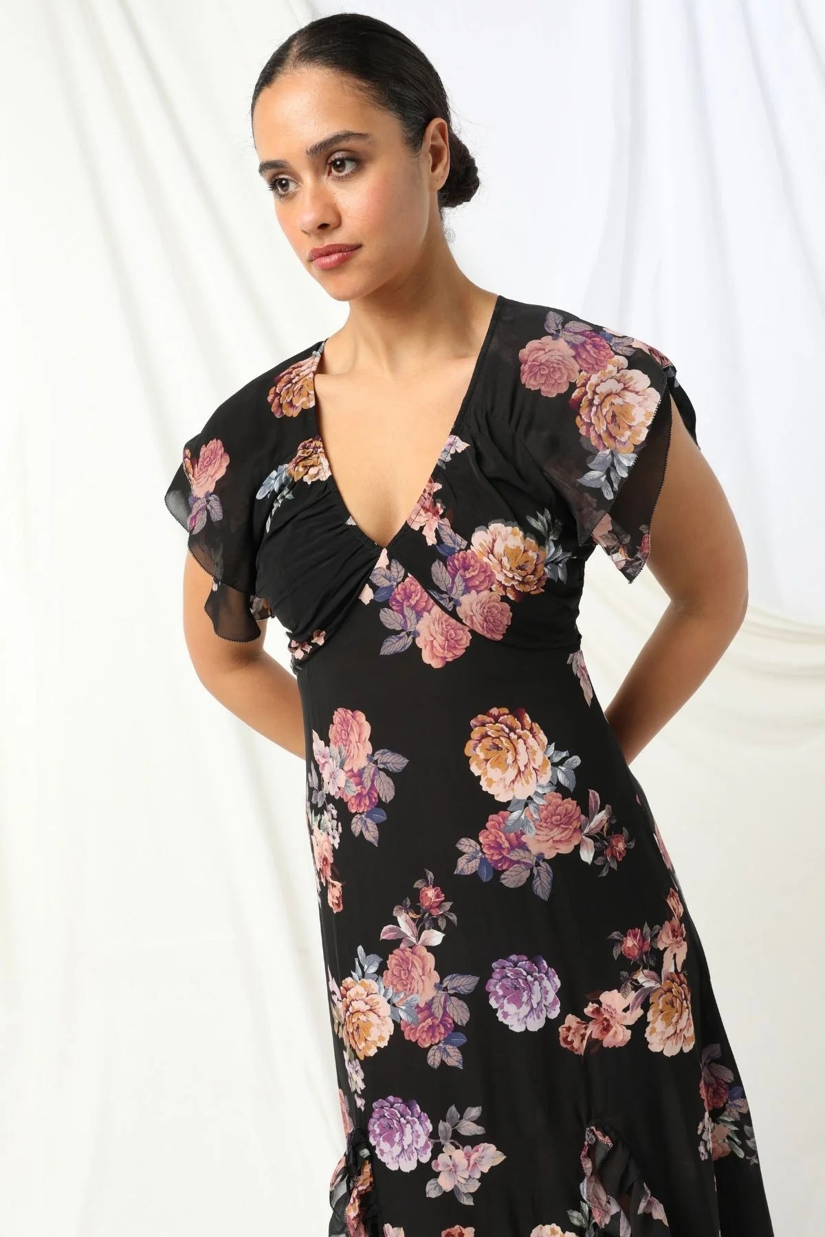 Introducing the Marilyn Maxi Dress by KACHEL - a total showstopper with a fun, flirty twist.
With a deep V-neckline, soft ruffled sleeves, and a ruffled split, this dress is all about movement, style, and feel-good vibes. Splashed in colours and a florals, it strikes the perfect balance between elegance and fun. Whether you're heading to a summer party, a garden wedding, or just want to feel amazing, this beauty is guaranteed to turn heads and brighten your day.
Maxi length
Ruffled short sleeves
V-neckline