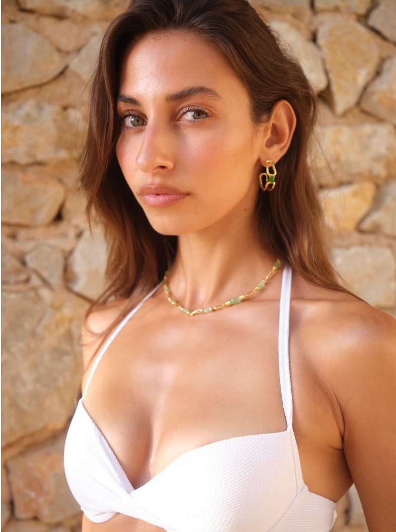 Sascha Earrings Gold - Mountain & Moon
Description
ELEVATED ESSENTIALS • WEAR ON REPEAT
The Sascha Earrings bring sculptural sophistication to your everyday rotation.
An organic, open double-hoop silhouette, anchored by a vibrant Green Jade gemstone at its center - an unexpected focal point that feels both grounded and playful. Softly textured gold catches the light, adding dimension and a subtle vintage inspired edge.