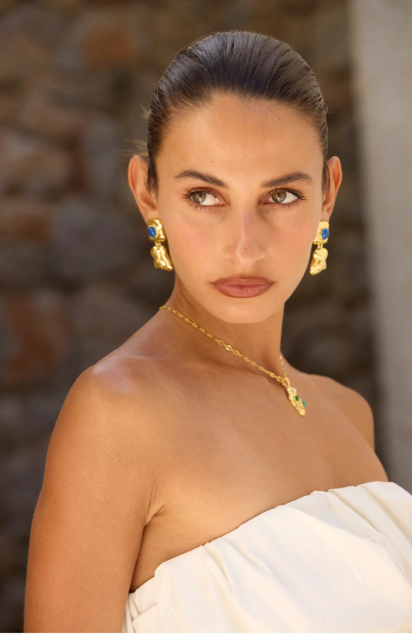 EFFORTLESS STATEMENT • EVERYDAY GO-TO
Meet Dominique - sculptural, refined and endlessly wearable.
Designed as part of the Dominique Elissa x Mountain & Moon collaboration, Features softly hammered gold paired with a vivid blue chalcedony gemstone. Organic lines, subtle texture and just enough colour to lift your look without trying too hard.
Smaller in length and lighter in feel, she’s the kind of earring that works with everything - and quietly becomes your go-to