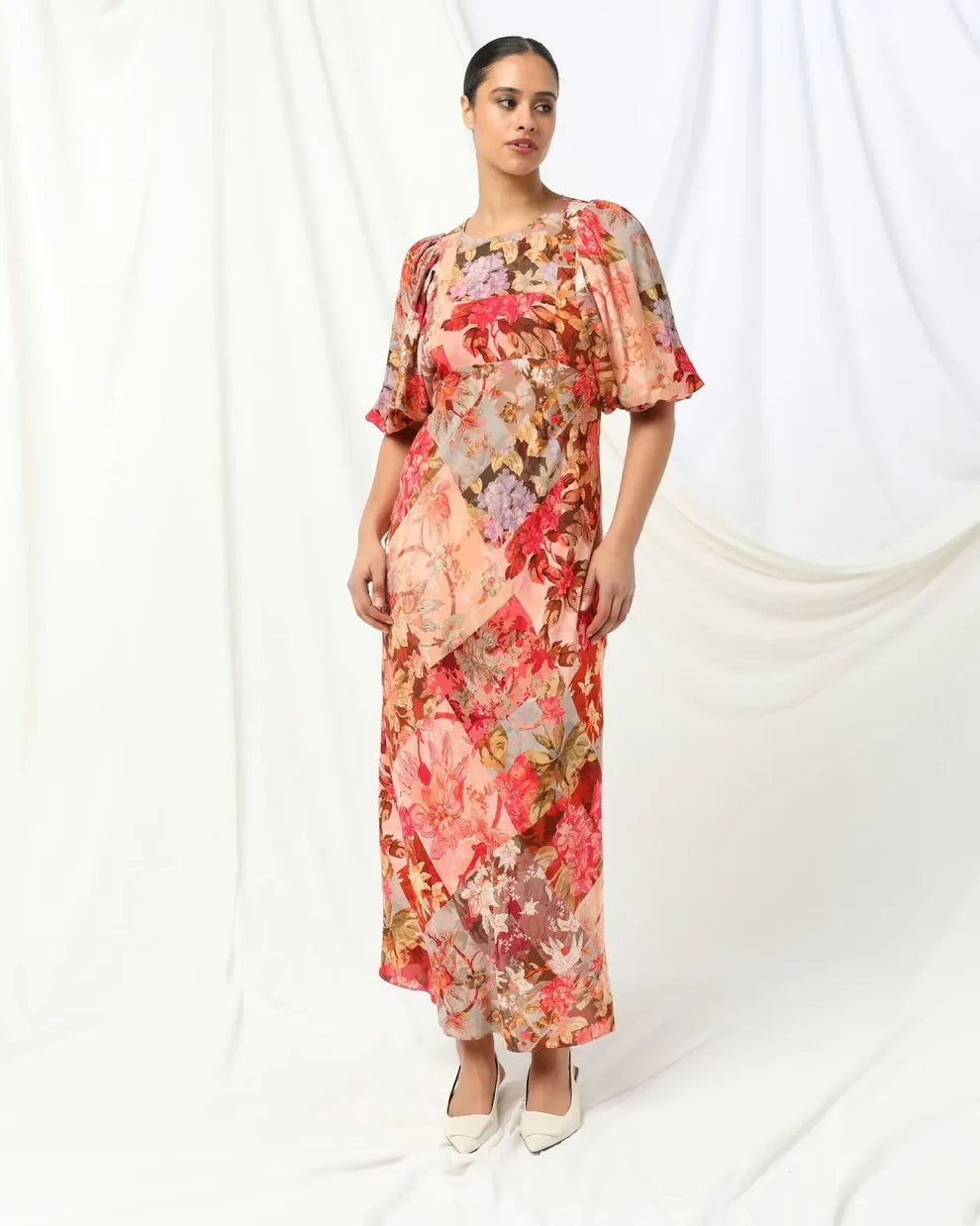 kachel daisy maxi dress is
drenched in vibrant print hues and an elegant floral print and brings a touch sophistication to any event