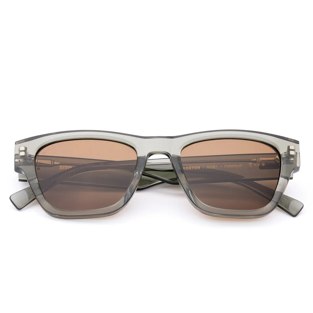 Step out in confidence with the Boston Nori Polarised Wayfarer by Sito Shades. This larger-fit frame peeks effortlessly from beneath a hoodie or pairs seamlessly with city-ready outfits. Designed to complement a variety of face shapes, the Boston in Nori green combines style, comfort, and performance with premium polarised lenses for ultimate UV protection. Designed in Australia, it’s the eyewear that makes every urban adventure feel cinematic.
Lens Colour: Brown Polarised