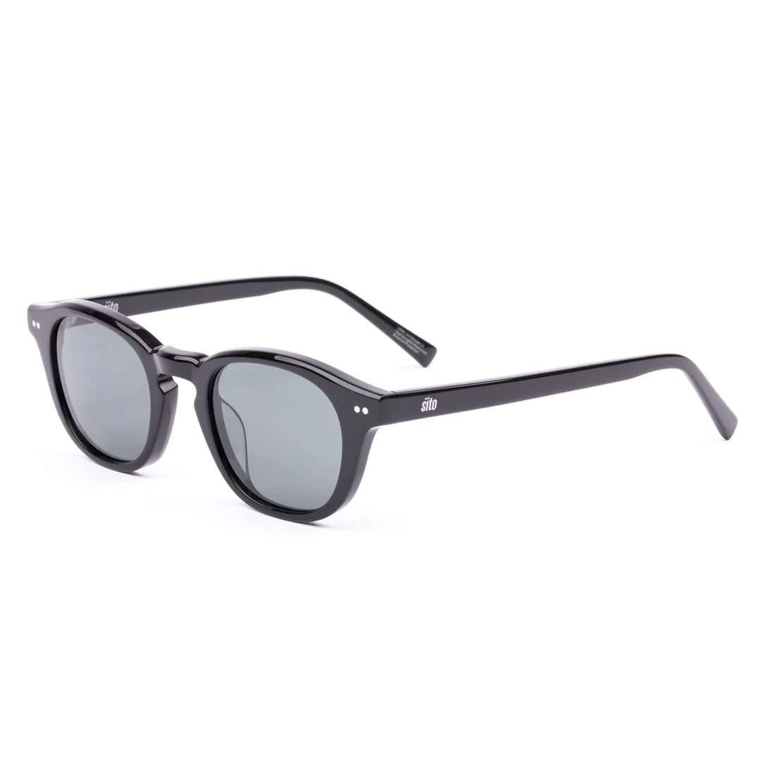 Did someone say ‘classic gentleman’? Elio unlocks timeless black tie with smooth curves and a distinctive keyhole nose bridge.
Will make you feel like you’ve just slid on a silk suit jacket, even if you’re only in chinos and a tee.
Best worn while… cruising along the coast
Style me with… a linen shirt, chinos, and an understated confidence.
A medium fit, this frame complements a variety of face shapes.
Designed in Australia.