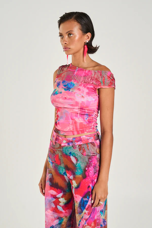 Make Waves in Style with the Off Shoulder Tank
Turn heads effortlessly in Summi Summi’s Off Shoulder Tank, featuring the bold and playful Fish Tank print. Crafted from a soft, stretchy rayon blend, this tank hugs in all the right places with a ruched midsection for a flattering silhouette that moves with you.