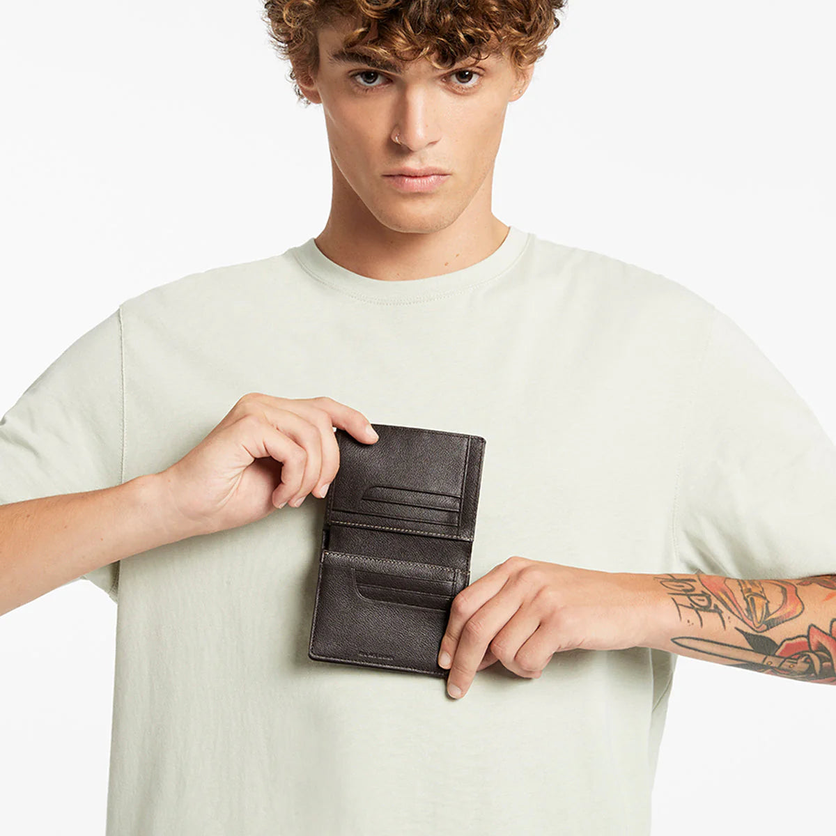 Nathaniel is the strong silent type. Made of premium Italian cowhide leather and packed with functionality, he's the perfect fit for the guy who needs more room.