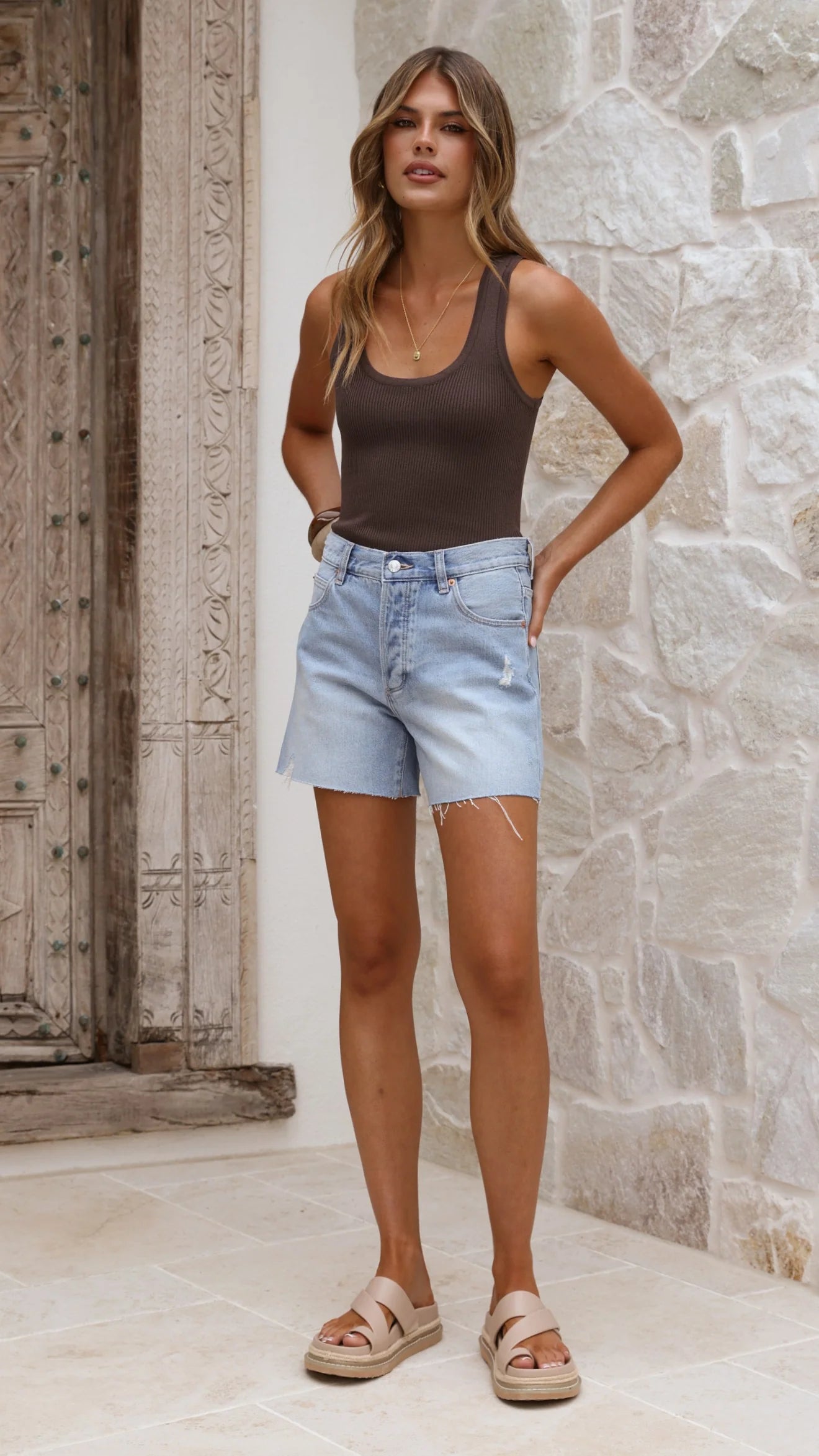 The Rollas Lou Short in Sunshine Blue combines timeless denim styling with contemporary details. A mid-rise cut flatters the silhouette, while the button fly and functional side and back pockets offer practicality. The frayed hem adds understated texture and casual refinement to this wardrobe essential.