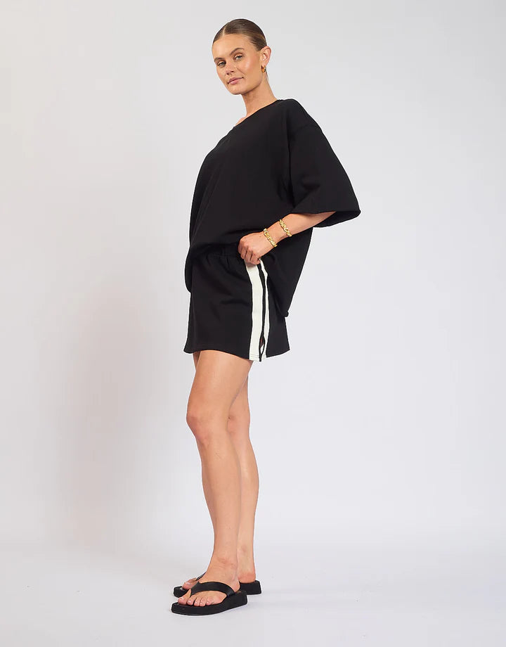 The skirt you’ll reach for on repeat. Easy, comfy, and effortlessly cool.

Say hello to the Luna Lane Maya Mini Skirt, your throw-on-and-go staple that makes everyday dressing feel simple (and stylish). Designed with a soft elastic waistband, it sits comfortably on your waist without digging in, so you can move through your day feeling relaxed and put-together.
