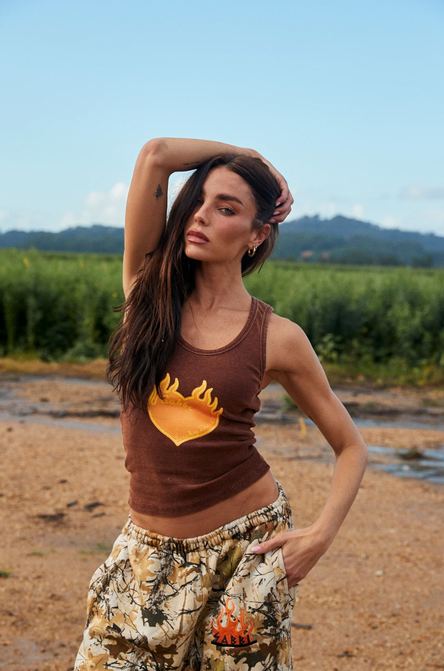 The Lucky Duck Tank - Sabbi

Luck looks bloody good on you 🍀🦆

The Lucky Duck Tank is your new little lucky charm. Washed chocolate, fitted in all the right places and finished with our flaming Sabbi heart front and centre. Turn her around for a little reminder from us: luck is believing you’re lucky.

Tiny tank. Big lucky energy. Wear her with the matching woodland bottoms, your favourite denim or whatever the universe throws your way.

Lucky you.

Features:

Fitted tank silhouette