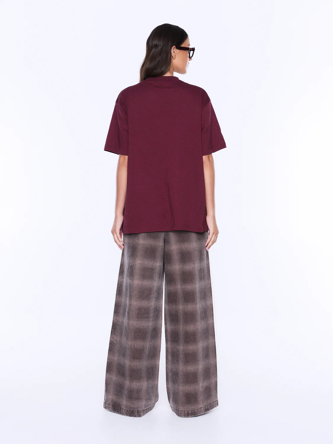 Ivy relaxed tee burgundy - Ena Pelly 

Everyday Cool. Effortless Edge. 
The Ivy Relaxed Tee is crafted from lightweight cotton jersey with a relaxed fit that blends comfort and street-inspired appeal. Finished with an exclusive collegiate-inspired Ena Pelly graphic in contrast plastisol print, bringing bold energy to an everyday staple.

Relaxed fit tee
Light weight cotton jersey
Crew neck
Short sleeve
Graphic designed exclusively in house
Model is 173cm and wears size 8