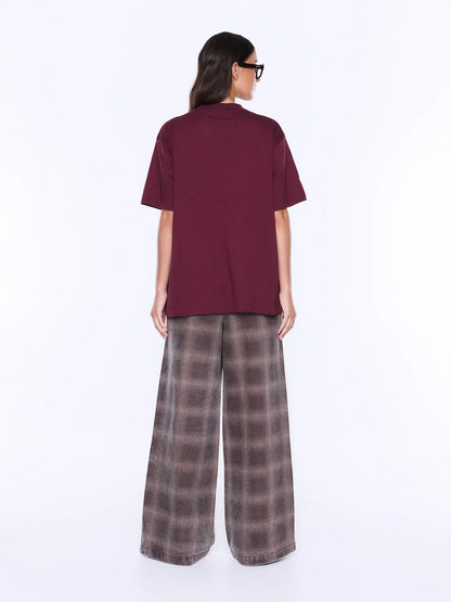 Ivy relaxed tee burgundy - Ena Pelly 

Everyday Cool. Effortless Edge. 
The Ivy Relaxed Tee is crafted from lightweight cotton jersey with a relaxed fit that blends comfort and street-inspired appeal. Finished with an exclusive collegiate-inspired Ena Pelly graphic in contrast plastisol print, bringing bold energy to an everyday staple.

Relaxed fit tee
Light weight cotton jersey
Crew neck
Short sleeve
Graphic designed exclusively in house
Model is 173cm and wears size 8