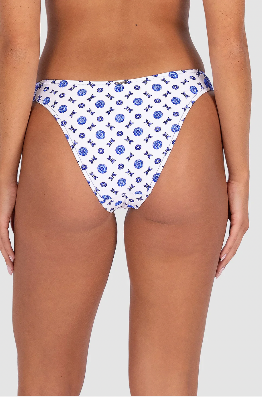 Baku Swimwear 

Dressed in Kasbah — a timeless geometric print inspired by the intricate tilework and sun-bleached architecture of the Mediterranean — this retro-inspired bottom brings a playful, feminine touch to a cheeky silhouette.

Cheeky coverage with a flattering retro-inspired cut
Soft ruched side detail for a feminine, figure-flattering finish
Fabric Composition: 91% Polyamide, 9% Elastane with Lycra Xtra Life | Developed in Italy | Designed & Made in Australia