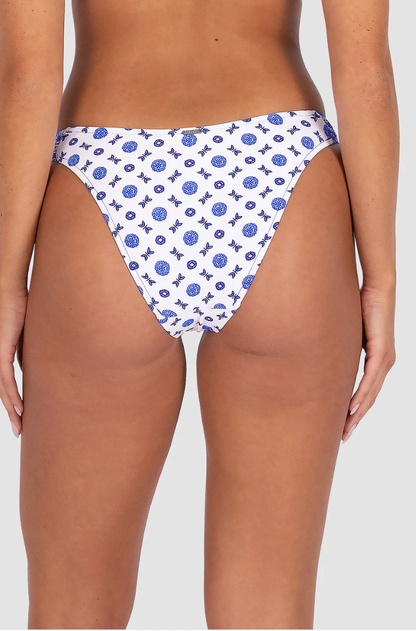 Baku Swimwear 

Dressed in Kasbah — a timeless geometric print inspired by the intricate tilework and sun-bleached architecture of the Mediterranean — this retro-inspired bottom brings a playful, feminine touch to a cheeky silhouette.

Cheeky coverage with a flattering retro-inspired cut
Soft ruched side detail for a feminine, figure-flattering finish
Fabric Composition: 91% Polyamide, 9% Elastane with Lycra Xtra Life | Developed in Italy | Designed & Made in Australia