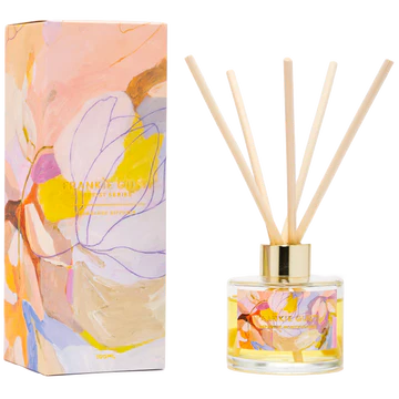 ARTIST SERIES DIFFUSER | JAPANESE HONEYSUCKLE | JADE FISHER

A sweet flowering vine with notes of juicy mandarin, jasmine and Japanese neroli. A blooming fruity floral with pops of citrus and a touch of earthy cedar wood.

Artwork by Jade Fisher

100mls
4-6 months use
Cruelty free  vegan
High quality fragrance oil&nbsp;
Natural reeds
Hand poured in the Yarra Valley | Melbourne