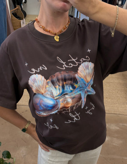 Catch Me By The Sea Tee - Paper Heart 

The Catch Me By Sea Tee features an oversized fit and a circle neck for comfort and ease of wear. Its chocolate brown fabric is complemented by a detailed sea shell chrome print, adding a distinctive visual element suitable for casual and relaxed settings.