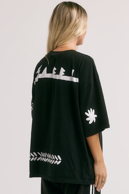 THE VERY OVERSIZED MARGIE TEE - BLACK SABBI

The Very Oversized Margie Tee is the one you throw on when you’re absolutely not doing boring. ??

Think: sun-soaked mornings, salty hair and that first icy margarita. Cut in Sabbi’s very oversized fit, it drapes off the body with that perfectly slouchy, borrowed-from-your-bestie energy. She’s crafted from our signature soft, washed cotton that feels like you’ve already loved her for years. 