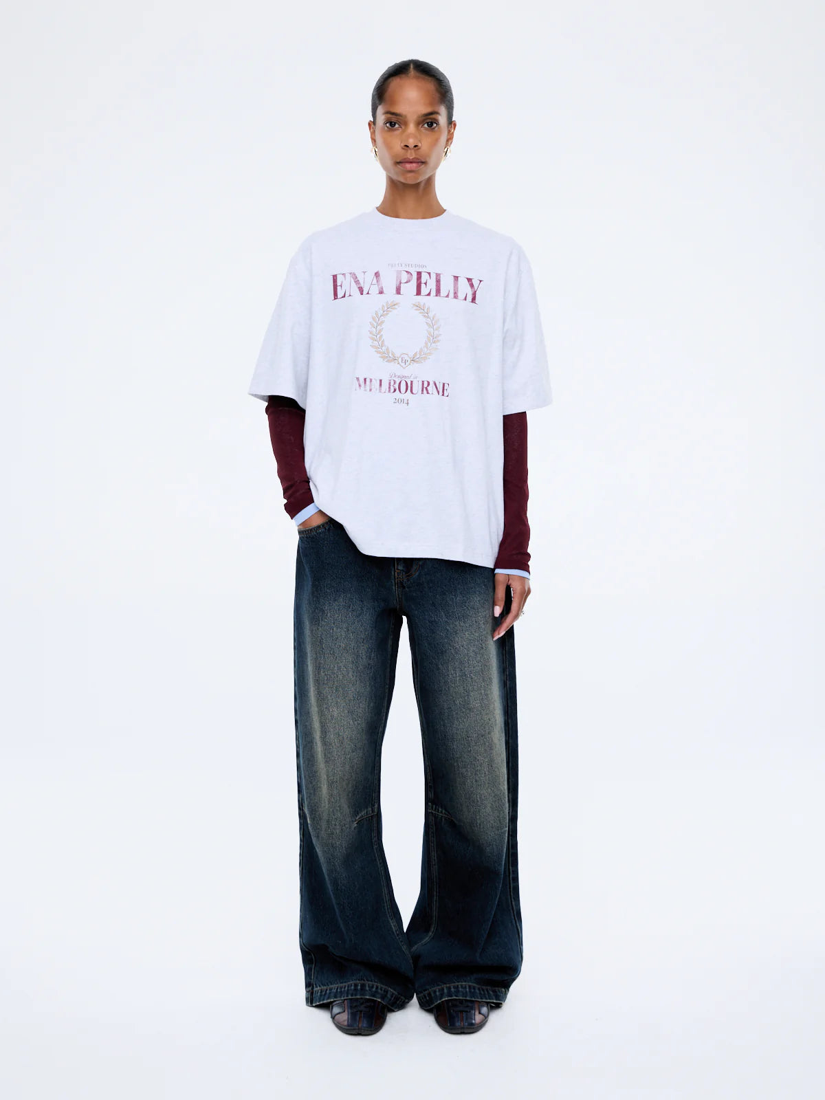 Sophia Relaxed Tee - Ena Pelly 

Street Energy. Everyday Ease. The Ena Pelly Sophia Relaxed Tee is made from mid-weight cotton and recycled cotton jersey in a relaxed silhouette with a classic crew neckline and short sleeves. Finished with collegiate-inspired Ena Pelly branding and contrast chest graphics for an elevated everyday statement.
