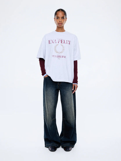 Sophia Relaxed Tee - Ena Pelly 

Street Energy. Everyday Ease. The Ena Pelly Sophia Relaxed Tee is made from mid-weight cotton and recycled cotton jersey in a relaxed silhouette with a classic crew neckline and short sleeves. Finished with collegiate-inspired Ena Pelly branding and contrast chest graphics for an elevated everyday statement.
