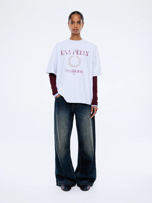 Sophia Relaxed Tee - Ena Pelly 

Street Energy. Everyday Ease. The Ena Pelly Sophia Relaxed Tee is made from mid-weight cotton and recycled cotton jersey in a relaxed silhouette with a classic crew neckline and short sleeves. Finished with collegiate-inspired Ena Pelly branding and contrast chest graphics for an elevated everyday statement.
