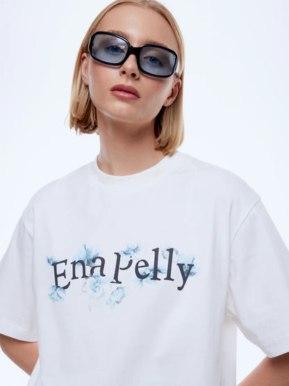 Street Energy. Everyday Ease.
The Sophia Relaxed Tee from Ena Pelly is crafted in cotton with a relaxed silhouette and mid-weight jersey feel, balancing everyday ease with graphic attitude. Finished with exclusive Ena Pelly artwork giving the print definition while the classic crew neckline keeps the shape effortless.