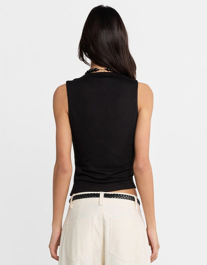 Elevate your wardrobe with the Jenkins Top from Madison The Label. A chic V-neck jersey top featuring a draped wrap front and an asymmetric hem. This top offers a flattering and stylish fit that's both comfortable and stylish. Perfect for pairing with everything from tailored trousers to your favorite jeans, it’s versatile enough for both work and weekend looks.

Hope is wearing a size small. She is 180cm (5'11) tall, has an 76cm bust, 58cm waist and 89cm hips.