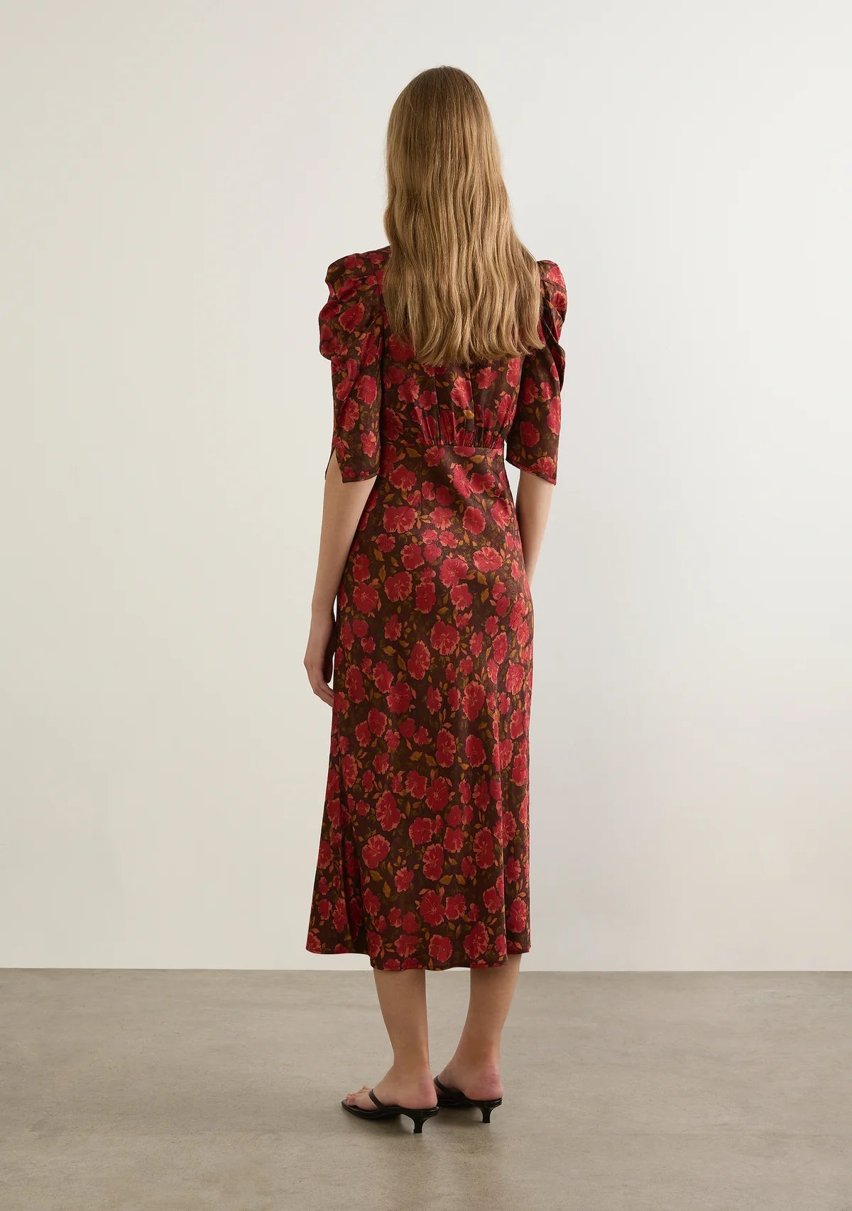 Adley Midi Dress - Auguste

The Adley Midi Dress in the Rosella Espresso print is a beloved silhouette, defined by its feminine shape and timeless romantic feel. Featuring a flattering V neckline, softly gathered detailing, and statement sleeves with gentle volume, this bias-cut midi dress skims the body beautifully for an effortlessly elegant look.

Our studio model Yana is 176cm / 5'9" and wears a Size S.
