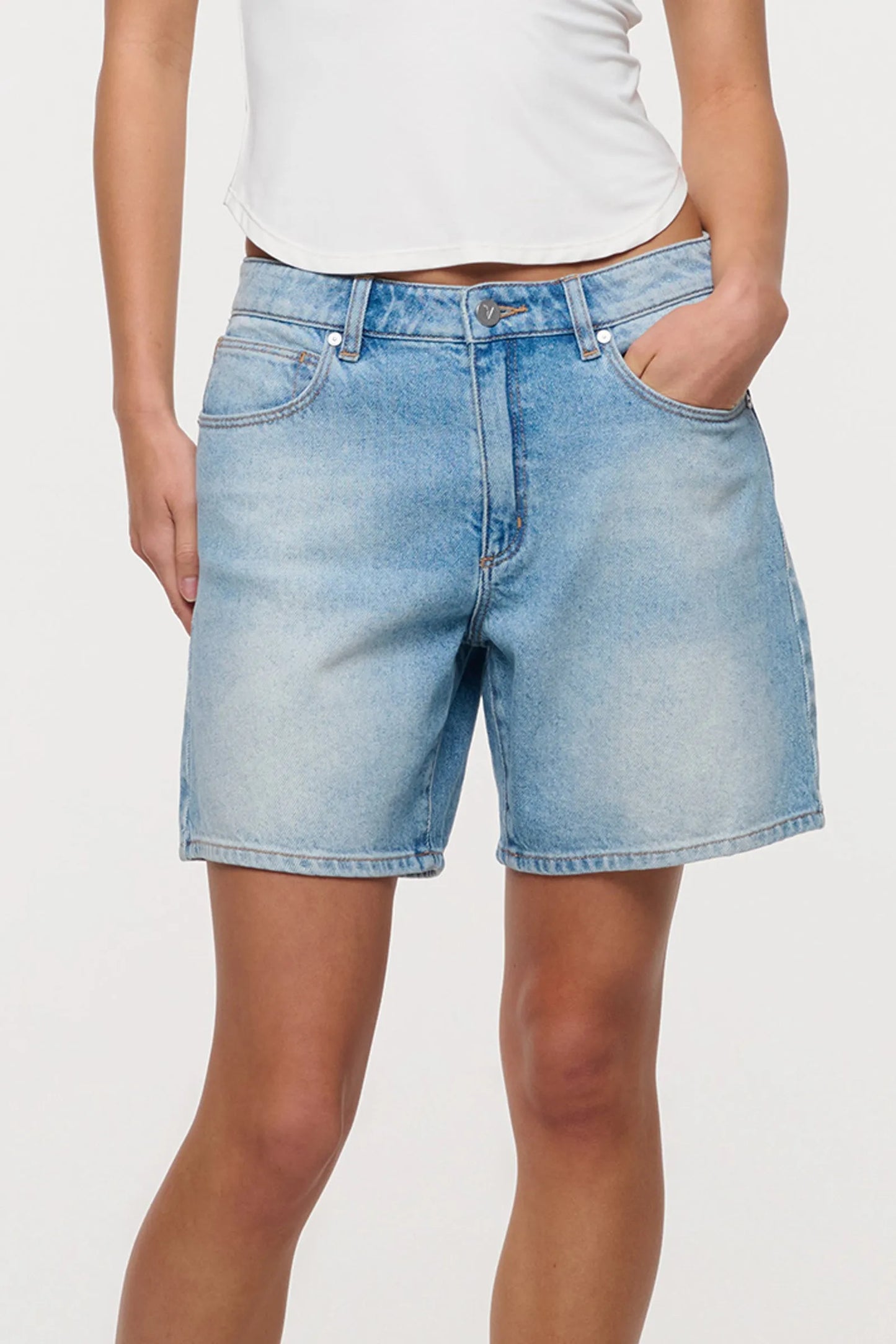 95 Relaxed Short Karlie - Abrand 

Features our iconic '95 Relaxed short silhouette for an effortless vintage look
Designed to sit at a flattering mid rise waist with a spacious top block through the hip and seat
Cut to a comfortable longer inleg length that flows into a relaxed, easy leg line
Finished with classic five-pocket details, soft tobacco thread, and a clean neatened hem