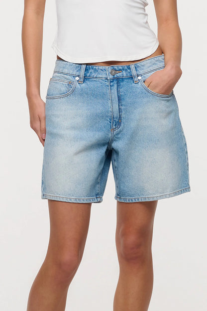 95 Relaxed Short Karlie - Abrand 

Features our iconic '95 Relaxed short silhouette for an effortless vintage look
Designed to sit at a flattering mid rise waist with a spacious top block through the hip and seat
Cut to a comfortable longer inleg length that flows into a relaxed, easy leg line
Finished with classic five-pocket details, soft tobacco thread, and a clean neatened hem