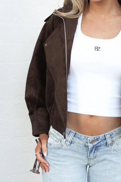 Leeha Faux Suede Bomber Chocolate - By Frankie 

The Leeha Faux Suede Bomber is your new go-to layer for effortless everyday styling. Featuring a soft faux suede finish, classic bomber shape, and rich chocolate colourway, this jacket is designed with a collared neckline, zip and button-up front, and comfortable elasticated trims.

Details:

Chocolate colourway
Faux suede fabrication
Classic bomber design
Collared neckline
Zip and button-up front
Two side pockets
Elasticated cuffs and waistband
100% Polyeste