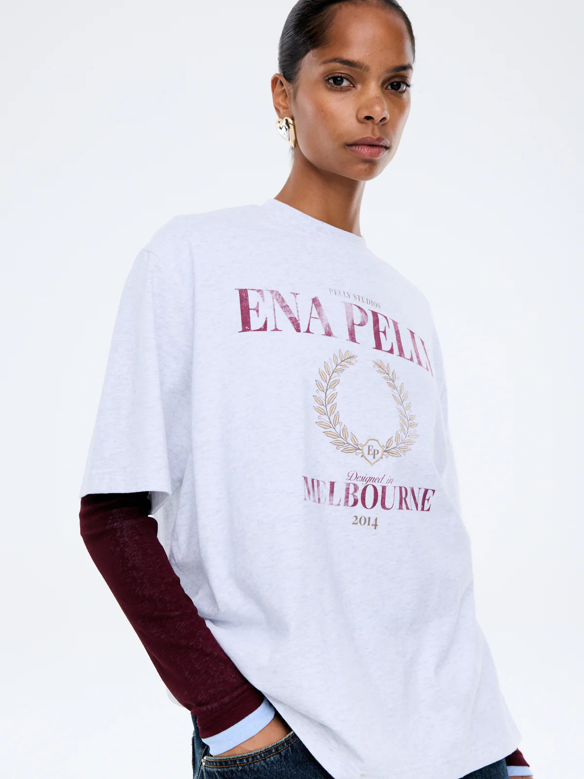 Sophia Relaxed Tee - Ena Pelly 

Street Energy. Everyday Ease. The Ena Pelly Sophia Relaxed Tee is made from mid-weight cotton and recycled cotton jersey in a relaxed silhouette with a classic crew neckline and short sleeves. Finished with collegiate-inspired Ena Pelly branding and contrast chest graphics for an elevated everyday statement.
