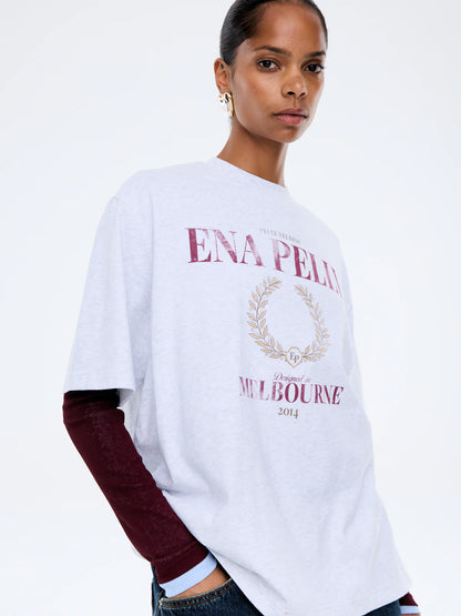 Sophia Relaxed Tee - Ena Pelly 

Street Energy. Everyday Ease. The Ena Pelly Sophia Relaxed Tee is made from mid-weight cotton and recycled cotton jersey in a relaxed silhouette with a classic crew neckline and short sleeves. Finished with collegiate-inspired Ena Pelly branding and contrast chest graphics for an elevated everyday statement.
