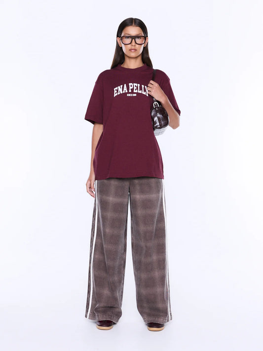 Ivy relaxed tee burgundy - Ena Pelly 

Everyday Cool. Effortless Edge. 
The Ivy Relaxed Tee is crafted from lightweight cotton jersey with a relaxed fit that blends comfort and street-inspired appeal. Finished with an exclusive collegiate-inspired Ena Pelly graphic in contrast plastisol print, bringing bold energy to an everyday staple.

Relaxed fit tee
Light weight cotton jersey
Crew neck
Short sleeve
Graphic designed exclusively in house
Model is 173cm and wears size 8