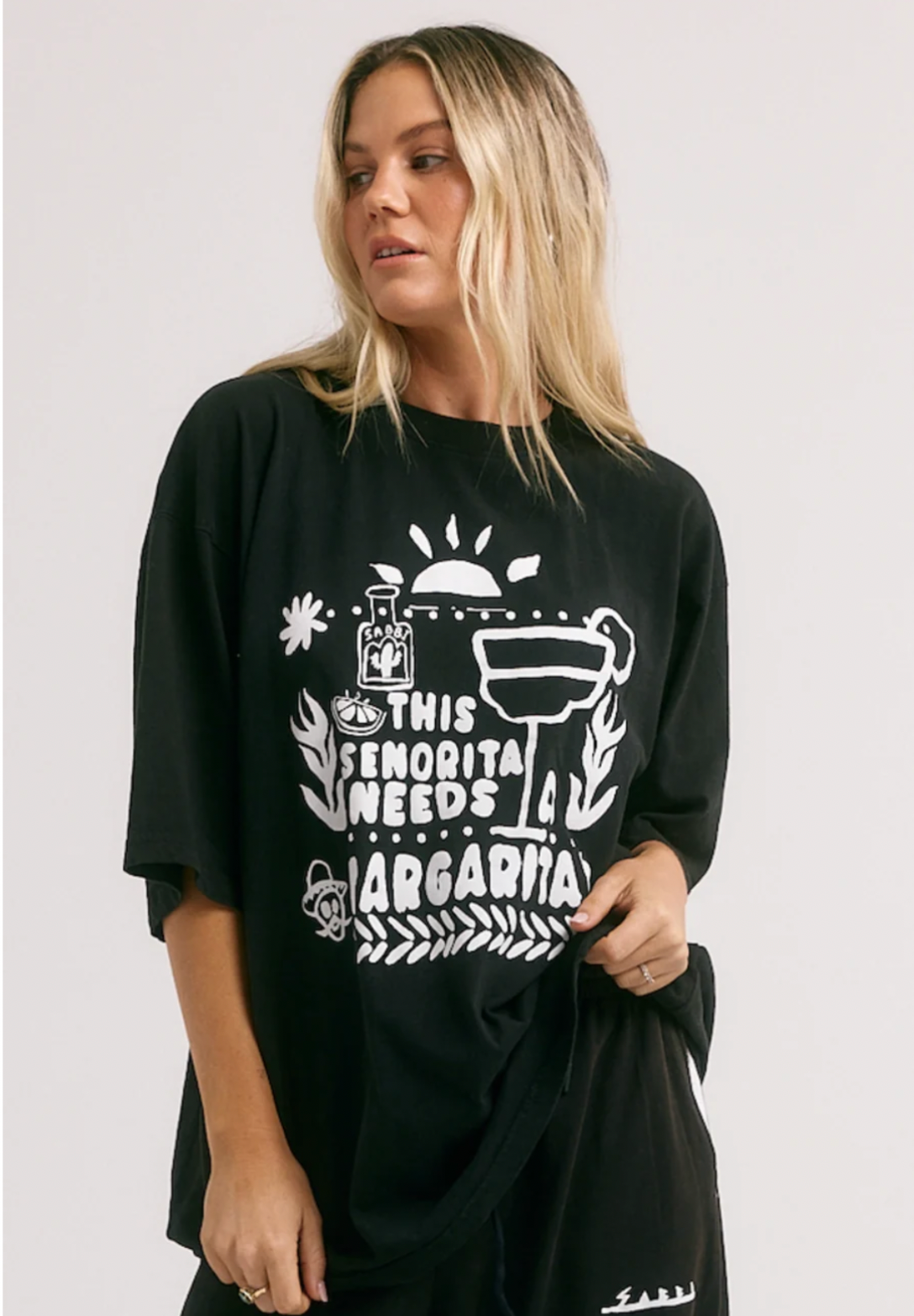 THE VERY OVERSIZED MARGIE TEE - BLACK SABBI

The Very Oversized Margie Tee is the one you throw on when you’re absolutely not doing boring. ??

Think: sun-soaked mornings, salty hair and that first icy margarita. Cut in Sabbi’s very oversized fit, it drapes off the body with that perfectly slouchy, borrowed-from-your-bestie energy. She’s crafted from our signature soft, washed cotton that feels like you’ve already loved her for years. 