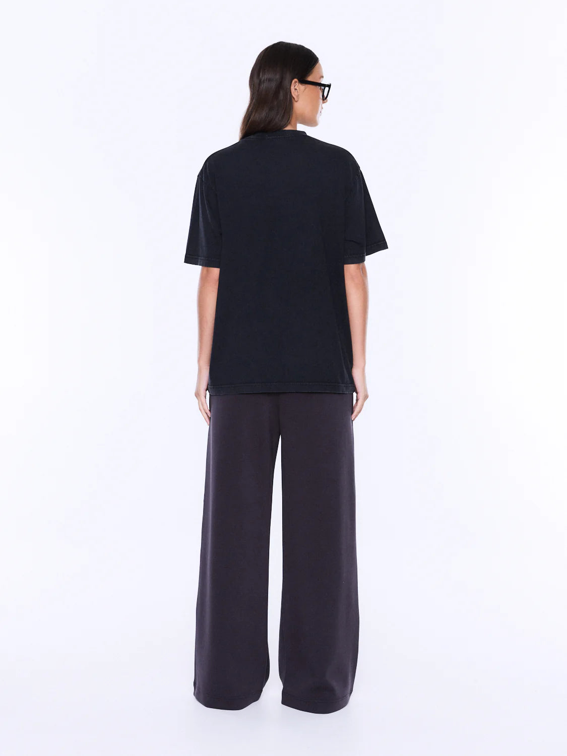 Ivy Relaxed Cheetah Tee - Ena Pelly 
A vintage-washed black tee designed with a crew neckline and a slightly oversized fit for effortless, everyday wear.

Relaxed fit
Crew neckline
Slightly oversized silhouette
Vintage-washed finish