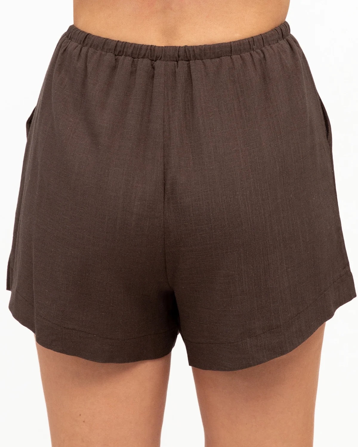 A gorgeous brown top and shorts set made for everyday comfort and effortless style. Soft, easy to wear and perfect for everyday adventures, this versatile set can be worn together or styled separately for endless outfit options.

V neckline
Adjustable thin straps
Pleat detail
Front tuck design
Mid-rise waist
Elastic waist with tie
Side pockets
Mini length
Relaxed fit
Lined
Fabric: cotton polyetser