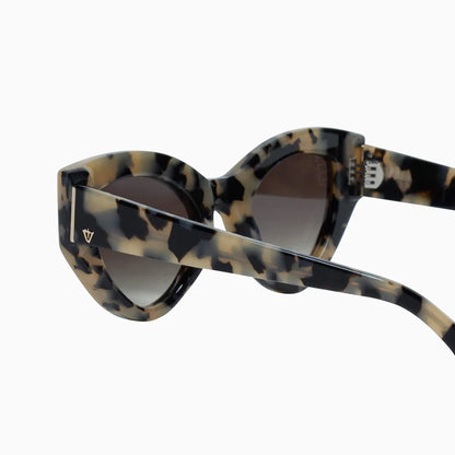 With a timeless and chic look, the Bones is a mid-size sunglasses frame with clean lines and a bevelled brow that is available in an array of colours. Featuring branded metal temple caps and OBE fixed hinges for a premium, high-quality finish.