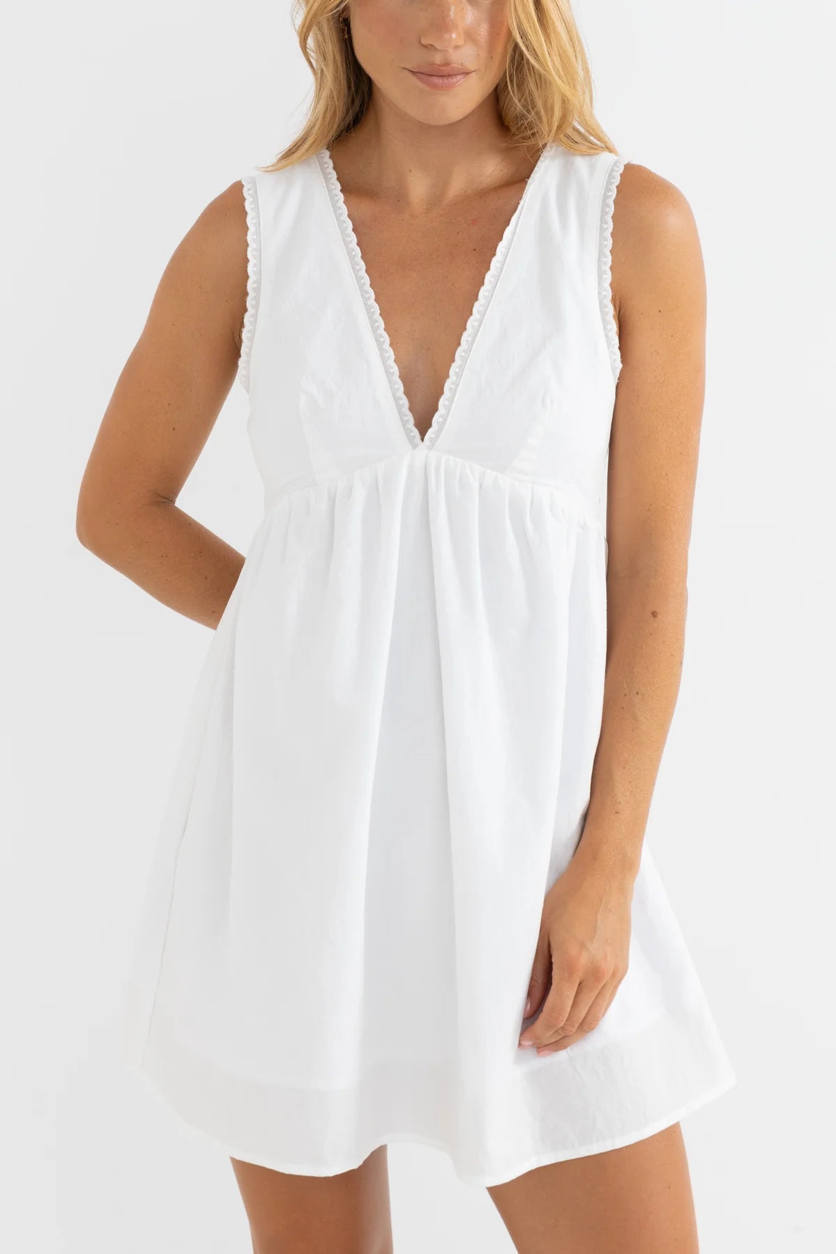 Presley Dress - Off White

A vintage-inspired mini dress with delicate lace trims, a flattering V-neckline, and a gathered skirt. Featuring an invisible back zipper for a seamless fit.