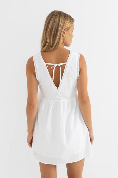 Presley Dress - Off White

A vintage-inspired mini dress with delicate lace trims, a flattering V-neckline, and a gathered skirt. Featuring an invisible back zipper for a seamless fit.