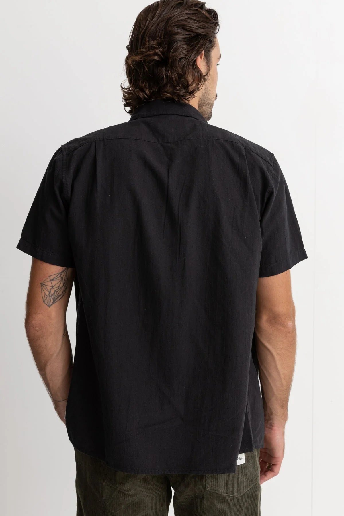 A year round staple spun from a breathable linen cotton blend fabrication, the Classic Linen Short Sleeve Shirt is a soft-touch standard fit featuring a straight hem and a slightly wider fit, making it great for wearing open or buttoned down. This style is a wardrobe staple, made for laid back days.
