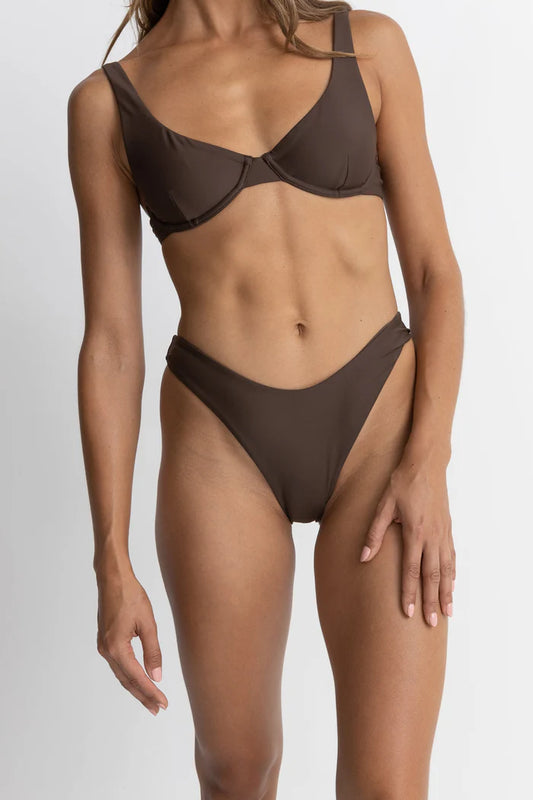 Look and feel good in our latest eco-friendly Classics range, featuring recycled nylon, our Classic Hi-Cut Pant elongates your figure and accentuates your curves. The scooped waistline is a thoughtful addition that complements all body shapes and provides all-day comfort.