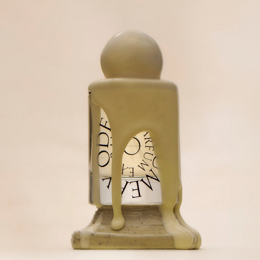 Smooth, creamy and oh-so-chic, Crème Santal is where soft florals meet warm woods and vanilla. With powdery iris, rich sandalwood and a touch of musk, she’s sophisticated, subtle and made for everyday luxury.
