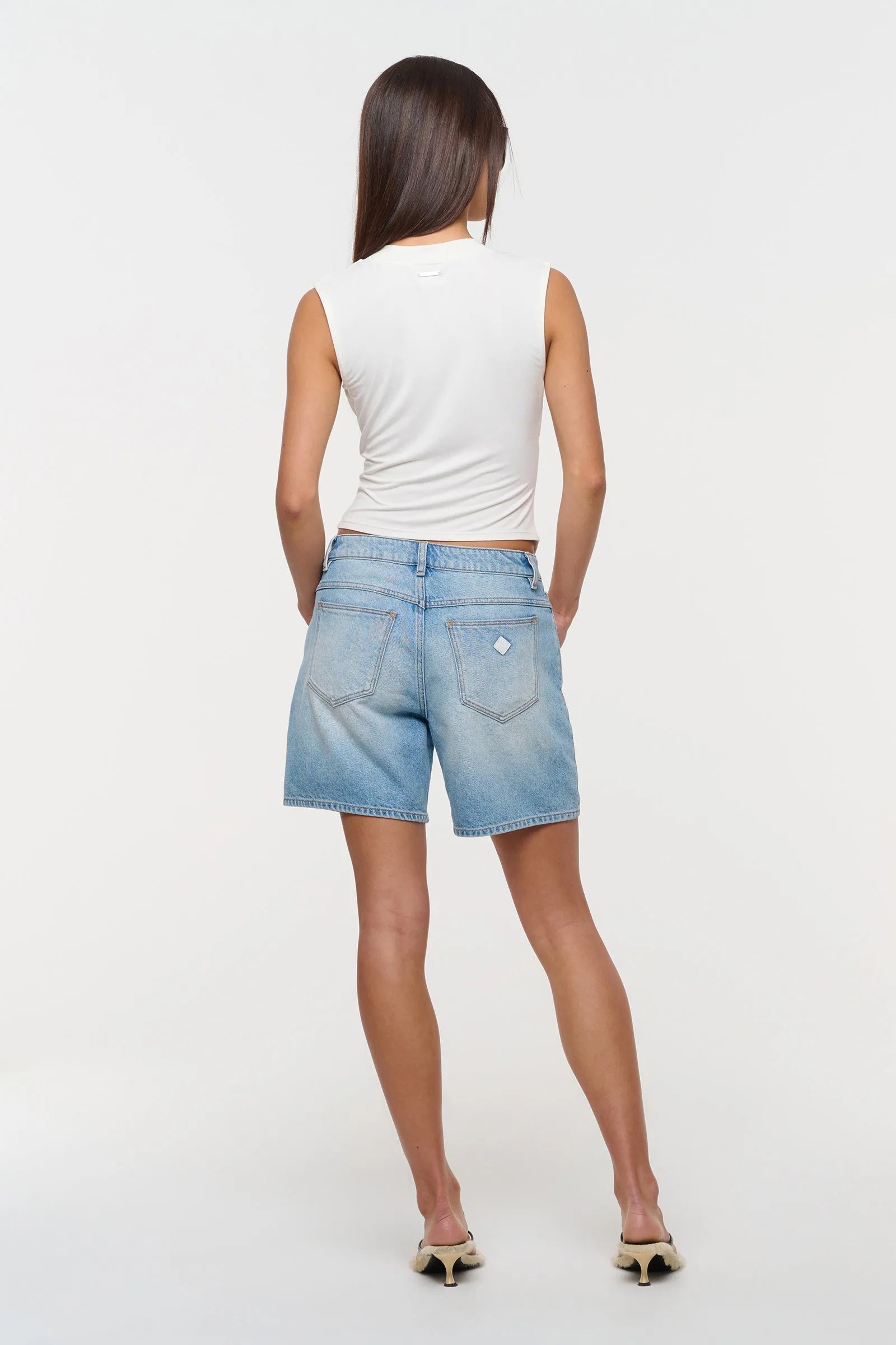 95 Relaxed Short Karlie - Abrand 

Features our iconic '95 Relaxed short silhouette for an effortless vintage look
Designed to sit at a flattering mid rise waist with a spacious top block through the hip and seat
Cut to a comfortable longer inleg length that flows into a relaxed, easy leg line
Finished with classic five-pocket details, soft tobacco thread, and a clean neatened hem