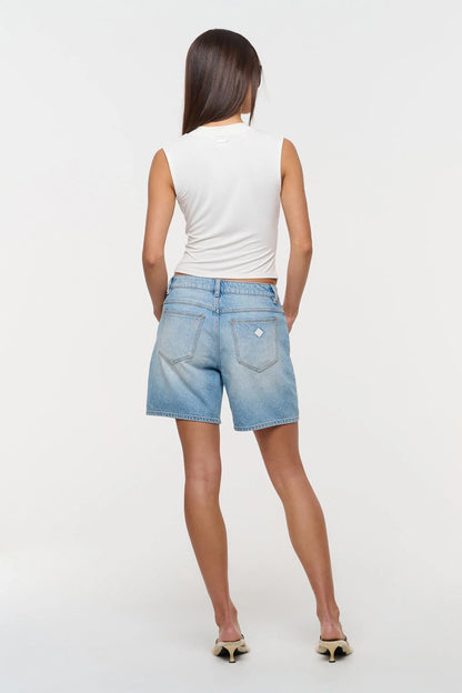 95 Relaxed Short Karlie - Abrand 

Features our iconic '95 Relaxed short silhouette for an effortless vintage look
Designed to sit at a flattering mid rise waist with a spacious top block through the hip and seat
Cut to a comfortable longer inleg length that flows into a relaxed, easy leg line
Finished with classic five-pocket details, soft tobacco thread, and a clean neatened hem