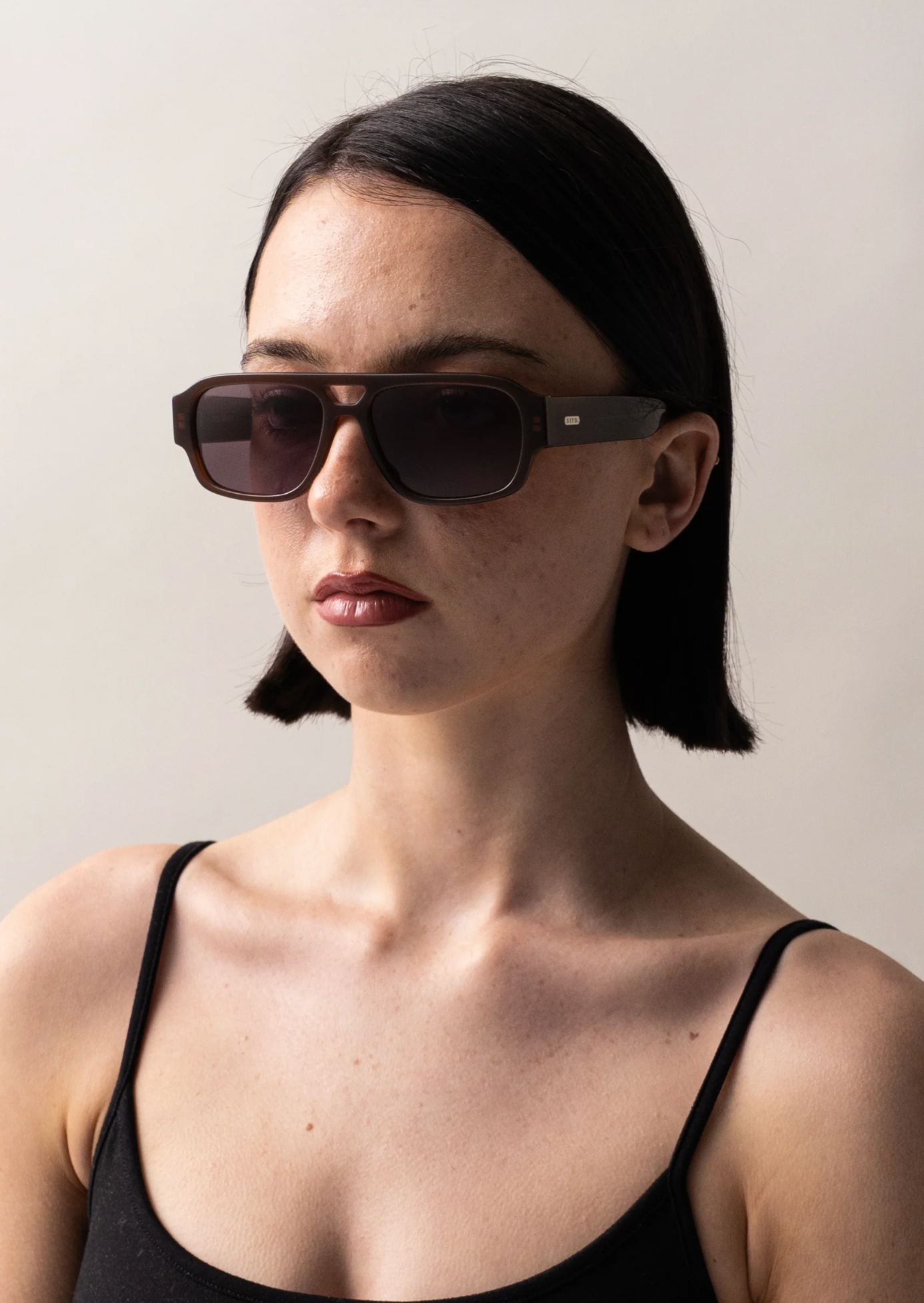 ATLAS : MILKY COCO SITO
Built like it's already won the argument. 

Perfect for: Airport lounges, big meetings, and a presence that precedes you. 

Translucent Brown Acetate Frame
CR39 Grey Lenses
100% UV Protection  
Silver Hardware  
Best suited to round and oval faces. 
 

Frame Shape: Aviator  

Frame Type: Acetate 

Lens Material: CR39 

Lens Type: Polarised 

Lens Treatment: Solid 

Lens Colour: Iron Grey Polar (Cat 3) 