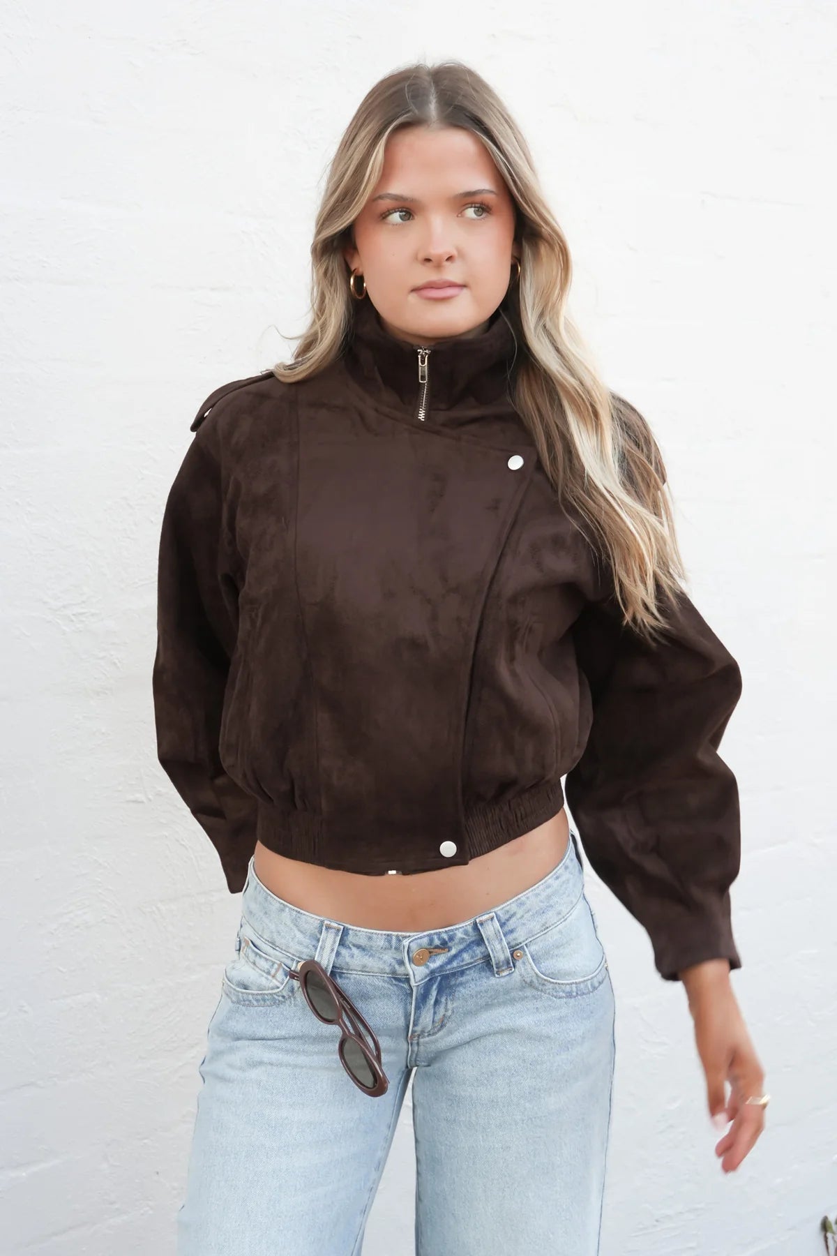 Leeha Faux Suede Bomber Chocolate - By Frankie 

The Leeha Faux Suede Bomber is your new go-to layer for effortless everyday styling. Featuring a soft faux suede finish, classic bomber shape, and rich chocolate colourway, this jacket is designed with a collared neckline, zip and button-up front, and comfortable elasticated trims.

Details:

Chocolate colourway
Faux suede fabrication
Classic bomber design
Collared neckline
Zip and button-up front
Two side pockets
Elasticated cuffs and waistband
100% Polyeste