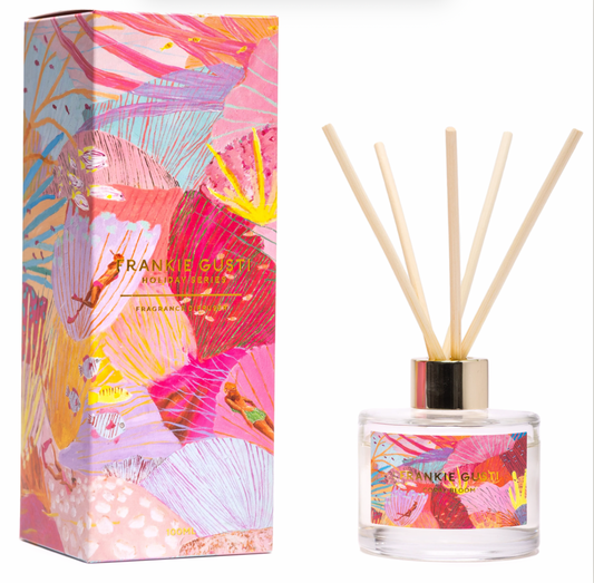Lose track of time exploring coral gardens, chasing the shimmer of tropical fish and diving back in "just one more time." 

Notes 
Frankie Gusti Holiday Series Coral Bloom 
Persimmon • Grapefruit • Lemon
Lily • Pink Salt • Jasmine
Vanilla • Sugared Musk

100mls
4-6 months use
Cruelty free + vegan
High quality fragrance oil 
Natural reeds
Hand poured in the Yarra Valley | Melbourne

Artwork by Janey Forbes- Playground