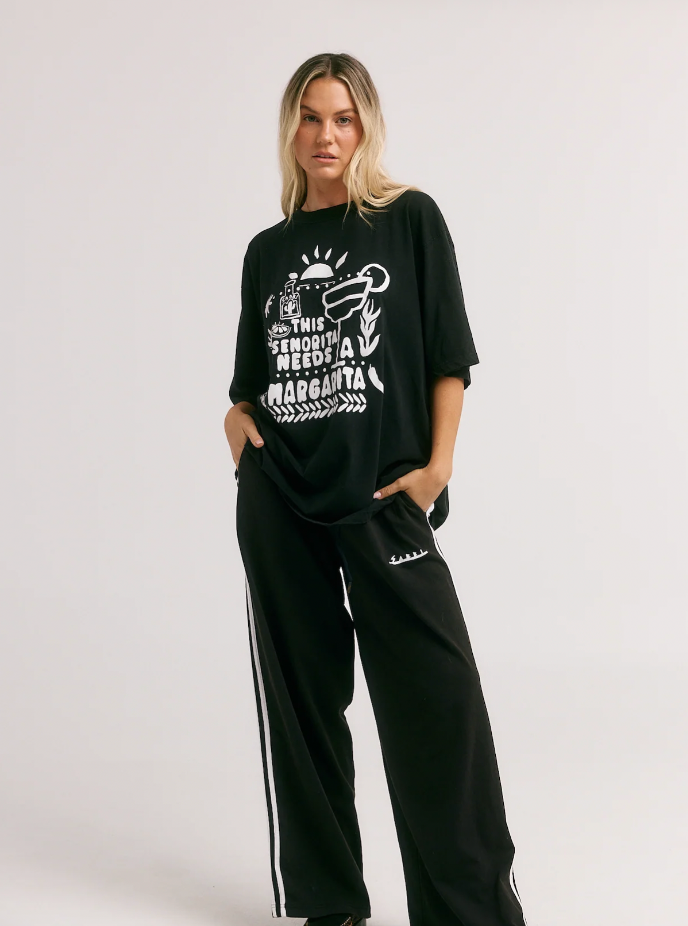 THE VERY OVERSIZED MARGIE TEE - BLACK SABBI

The Very Oversized Margie Tee is the one you throw on when you’re absolutely not doing boring. ??

Think: sun-soaked mornings, salty hair and that first icy margarita. Cut in Sabbi’s very oversized fit, it drapes off the body with that perfectly slouchy, borrowed-from-your-bestie energy. She’s crafted from our signature soft, washed cotton that feels like you’ve already loved her for years. 