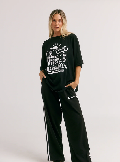 THE VERY OVERSIZED MARGIE TEE - BLACK SABBI

The Very Oversized Margie Tee is the one you throw on when you’re absolutely not doing boring. ??

Think: sun-soaked mornings, salty hair and that first icy margarita. Cut in Sabbi’s very oversized fit, it drapes off the body with that perfectly slouchy, borrowed-from-your-bestie energy. She’s crafted from our signature soft, washed cotton that feels like you’ve already loved her for years. 